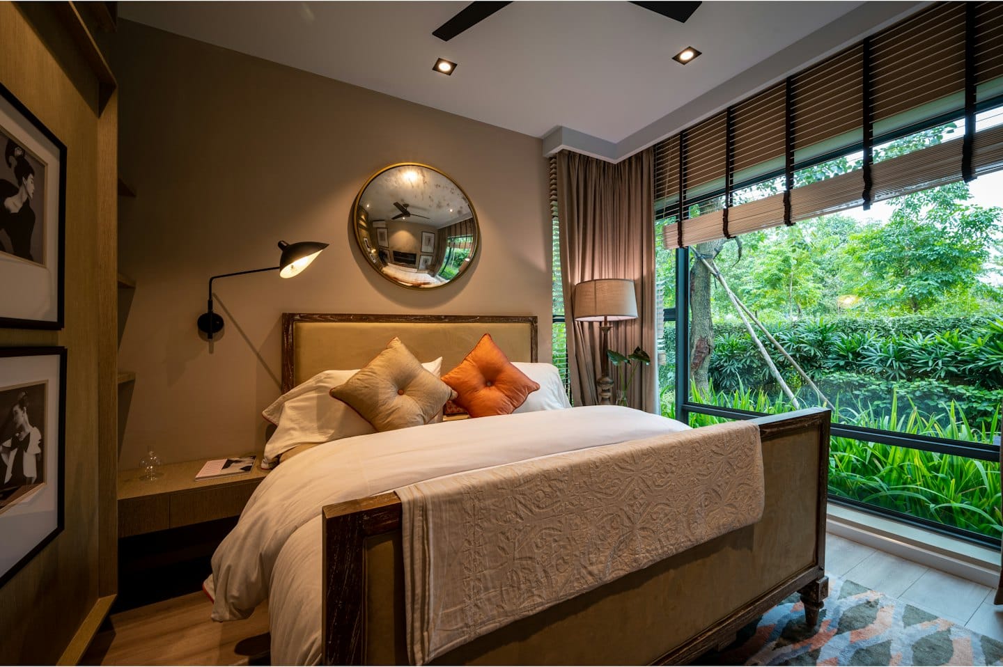 Moderna camera da letto con letto king-size e grande finestra con vista sul verde.