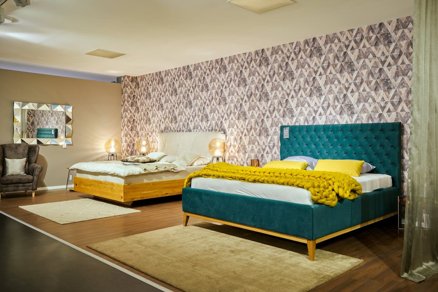 Letti moderni esposti con mobili in uno showroom.